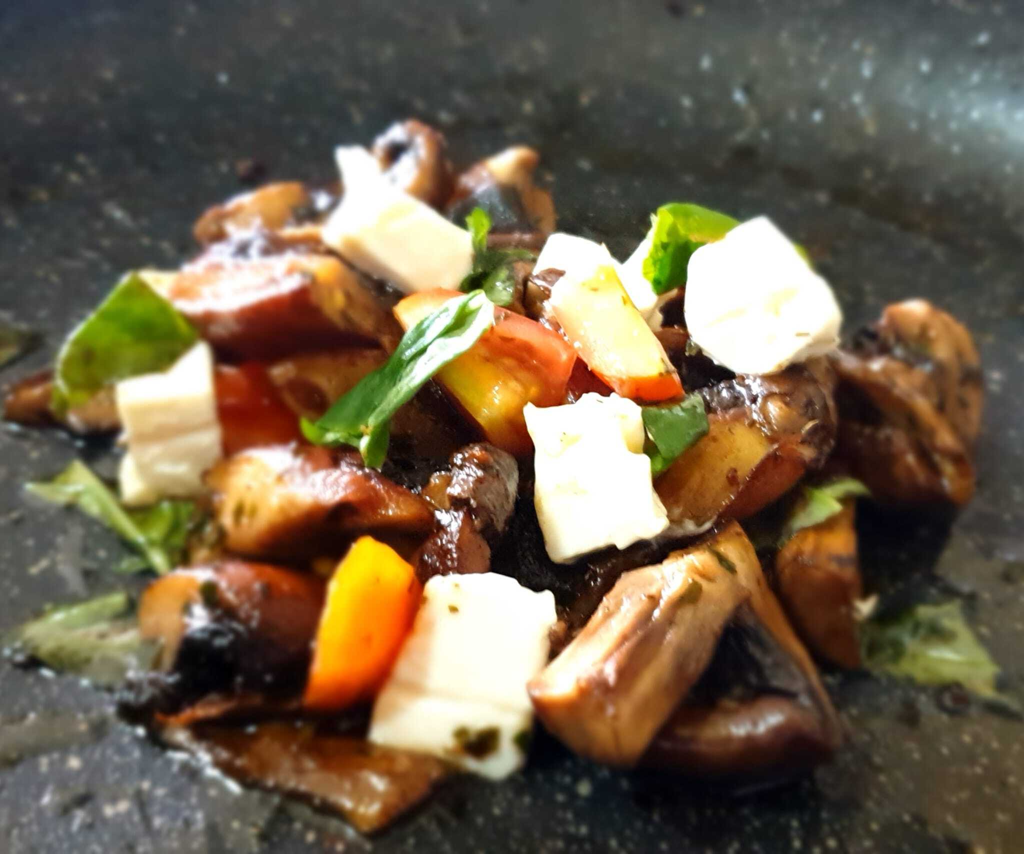 Mediterranean garlic mushrooms